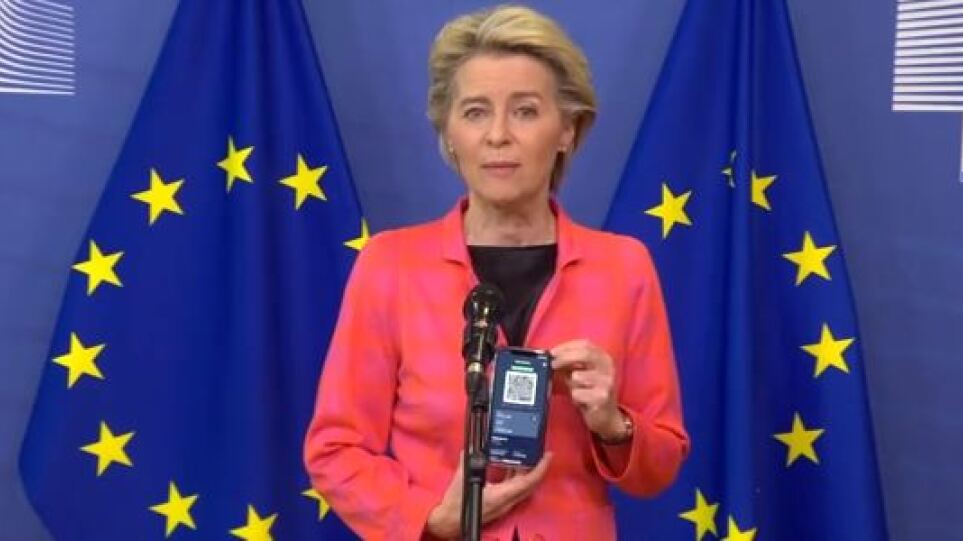 Η Ούρσουλα φον ντερ Λάιεν με το ψηφιακό πιστοποιητικό στο χέρι κάνει ανακοινώσεις (βίντεο)