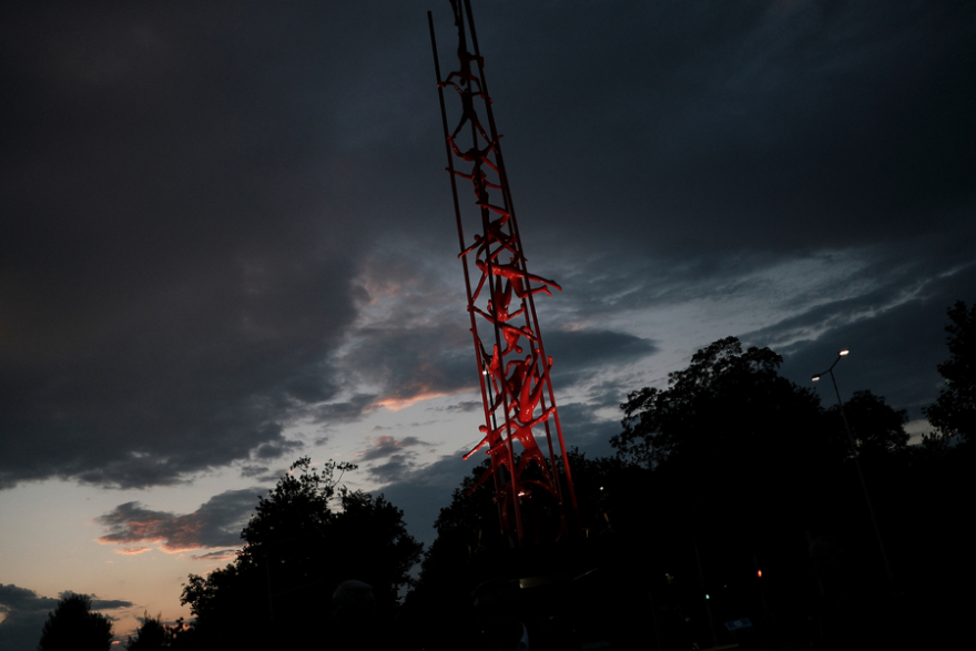 Θεσσαλονίκη: Αποκαλύφθηκε το γλυπτό «Meteoron» ύψους 11 μέτρων (φωτο)