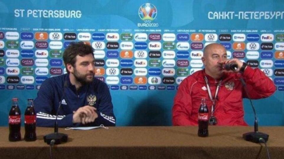 Προπονητής της Ρωσίας: Ήπιε την Coca-Cola στη συνέντευξη Τύπου – Την ίδια ώρα που την σνομπάρει ο Ρονάλντο (βίντεο)