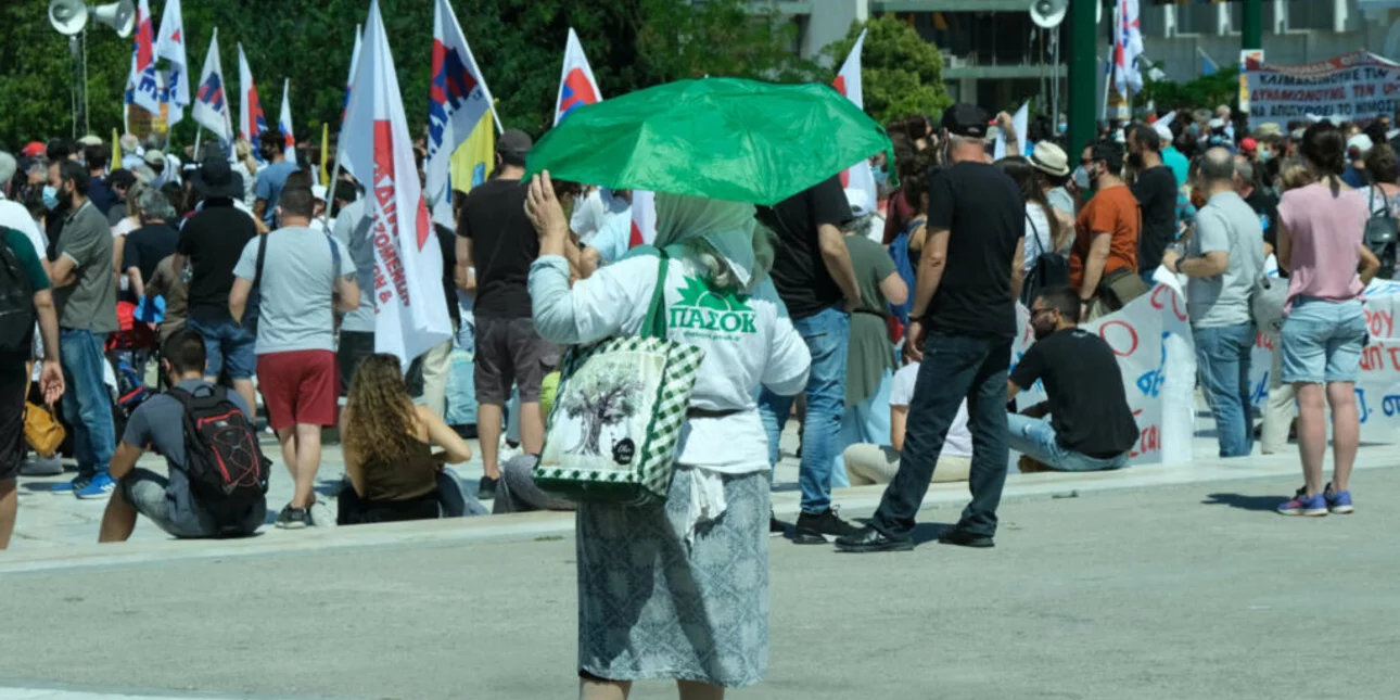 «Μπερδεμένη» κυρία εμφανίστηκε στη διαδήλωση του ΚΚΕ με φανέλα…. ΠΑΣΟΚ (φωτο)