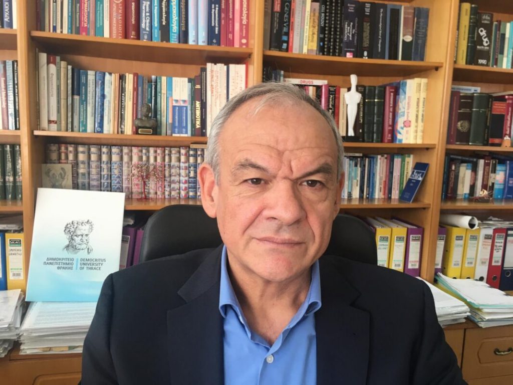 Αιχμές Ε.Μανωλόπουλου: «Η Επιτροπή μπέρδεψε τον κόσμο με το AstraZeneca»