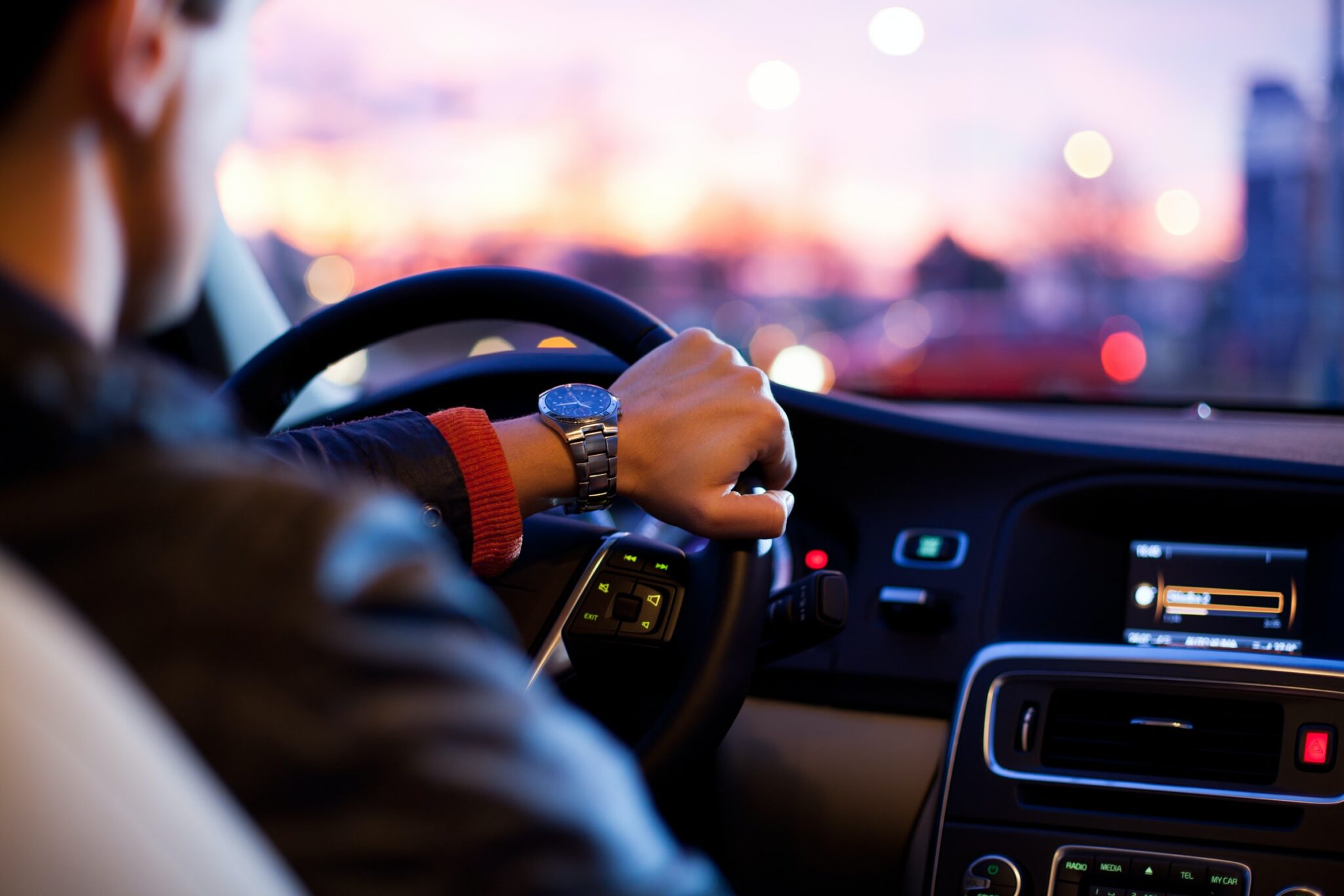 Εννιά συμβουλές από επαγγελματίες οδηγούς για ασφαλή και καλύτερη οδήγηση στους δρόμους