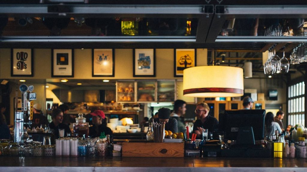 Εστίαση: Το «κόλπο» με την χωρητικότητα που θα οδηγήσει τους καταστηματάρχες στην υιοθέτηση του πιστοποιητικού COVID-19