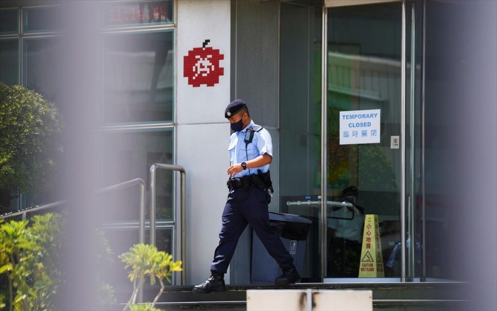 Χονγκ Κονγκ: Εκατοντάδες αστυνομικοί εισέβαλλαν στην Apple Daily – Συλλήψεις και κατάσχεση υλικού