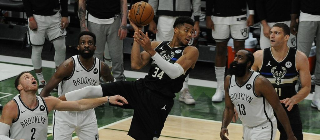 ΝΒΑ: Ηγετική εμφάνιση από Μίντλετον και Γιάννη – Έστειλαν την σειρά με τους Νετς σε 7ο ματς