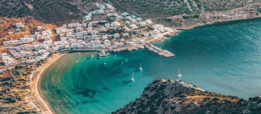 Σίφνος: Οδηγός παρέσυρε και παράτησε γυναίκα στο λιμάνι – Συνελήφθη λίγο αργότερα