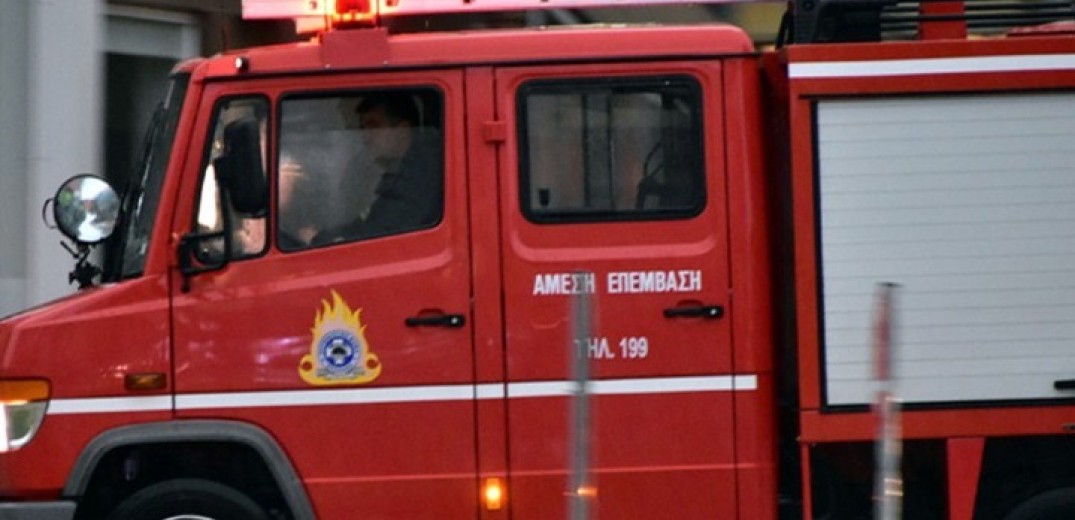 Φωτιά σε αποθήκη στη Θεσσαλονίκη – Επιχειρούν 21 πυροσβέστες