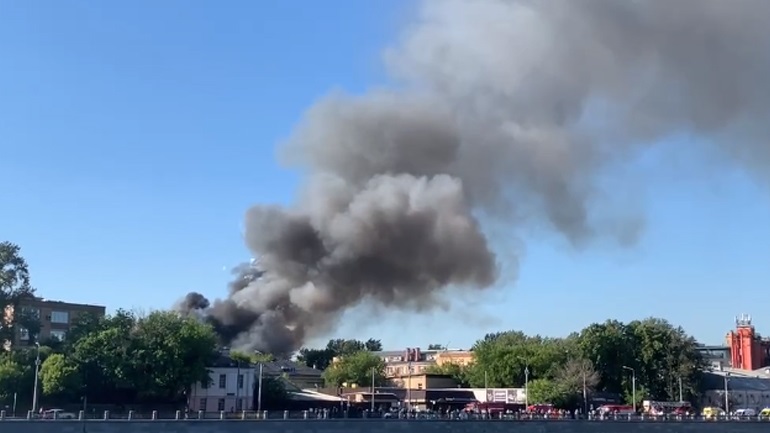 Φωτιά σε αποθήκη πυροτεχνημάτων στη Μόσχα (live εικόνα)
