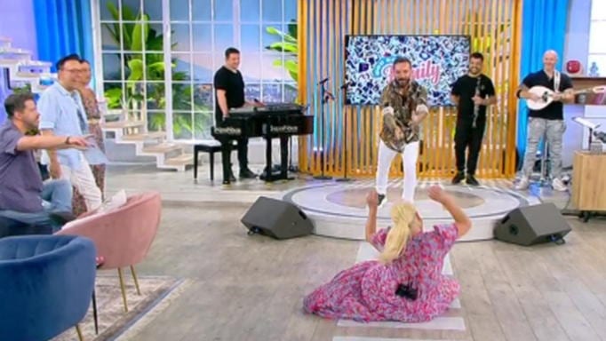 Επικό σκηνικό στο «ΣΟΥ ΚΟΥ Family»: Ο Τριαντάφυλλος «πυροβόλησε» την Α.Βαρθακούρη (βίντεο)