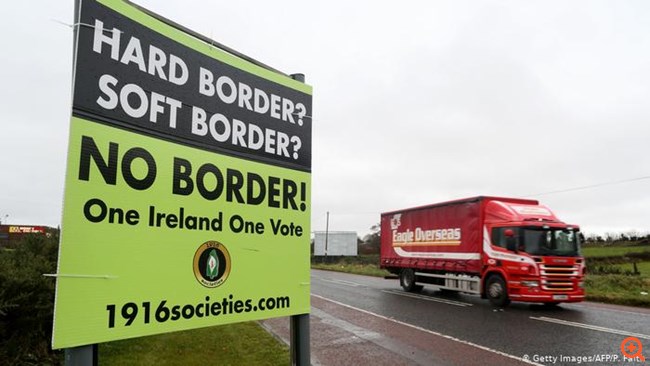 DW: «Ούριος άνεμος στις σχέσεις ΕΕ-Βρετανίας – Παράταση περιορισμών με Β.Ιρλανδία»