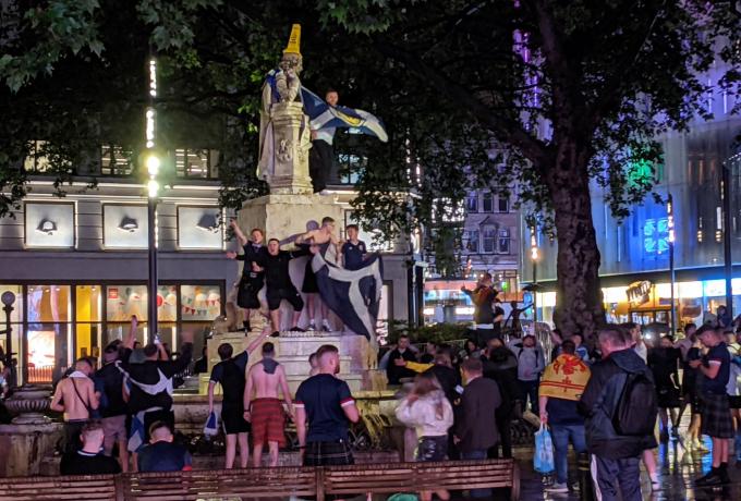 Euro 2020: «Πιάστηκαν στα χέρια» Άγγλοι και Σκωτσέζοι στο Λονδίνο (βίντεο)