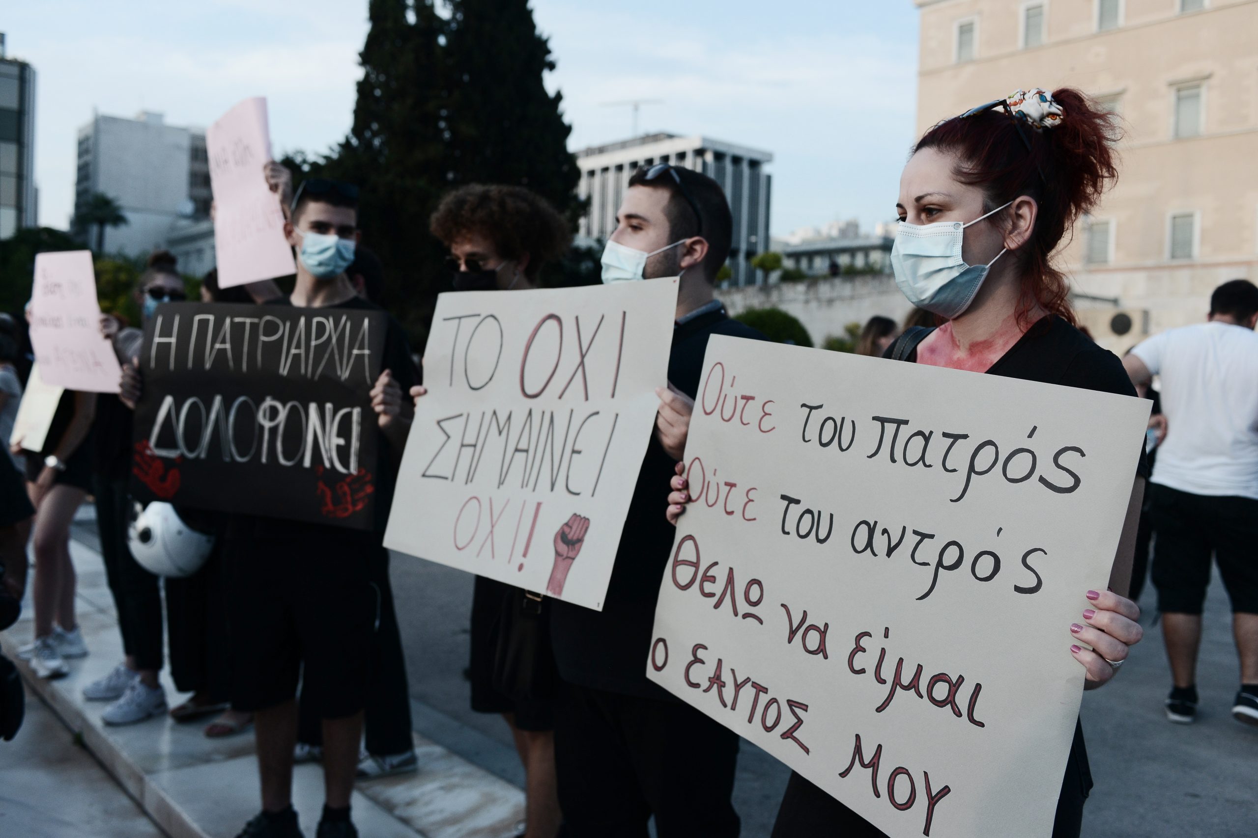 Φεμινιστικές οργανώσεις διαδήλωσαν στο Σύνταγμα για τη δολοφονία της Καρολάιν (φώτο)
