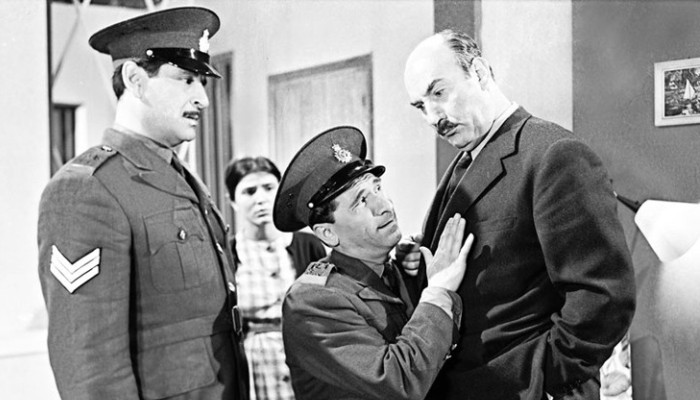 Έφυγε με έναν καημό: Το παράπονο του εθνικού αστυνομικού των ελληνικών ταινιών για τις στολές του