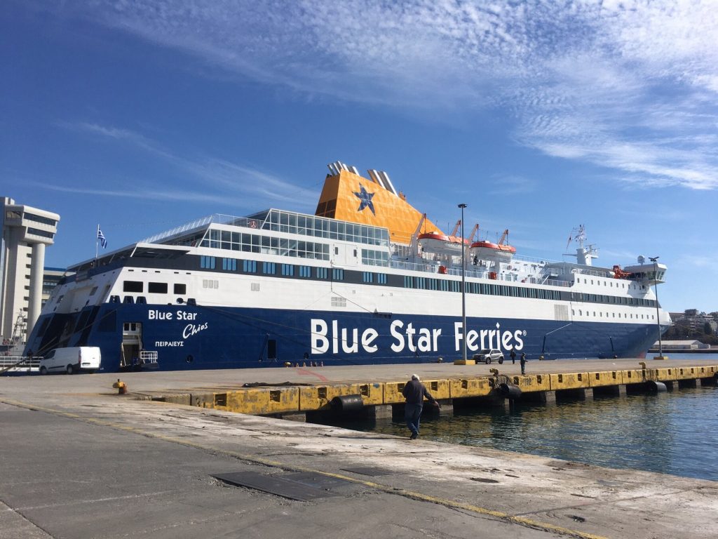 Καπετάνιος δένει το «Blue Star Chios» σε 3 λεπτά στη Λέρο και περνά ξυστά από το ντόκο (βίντεο)