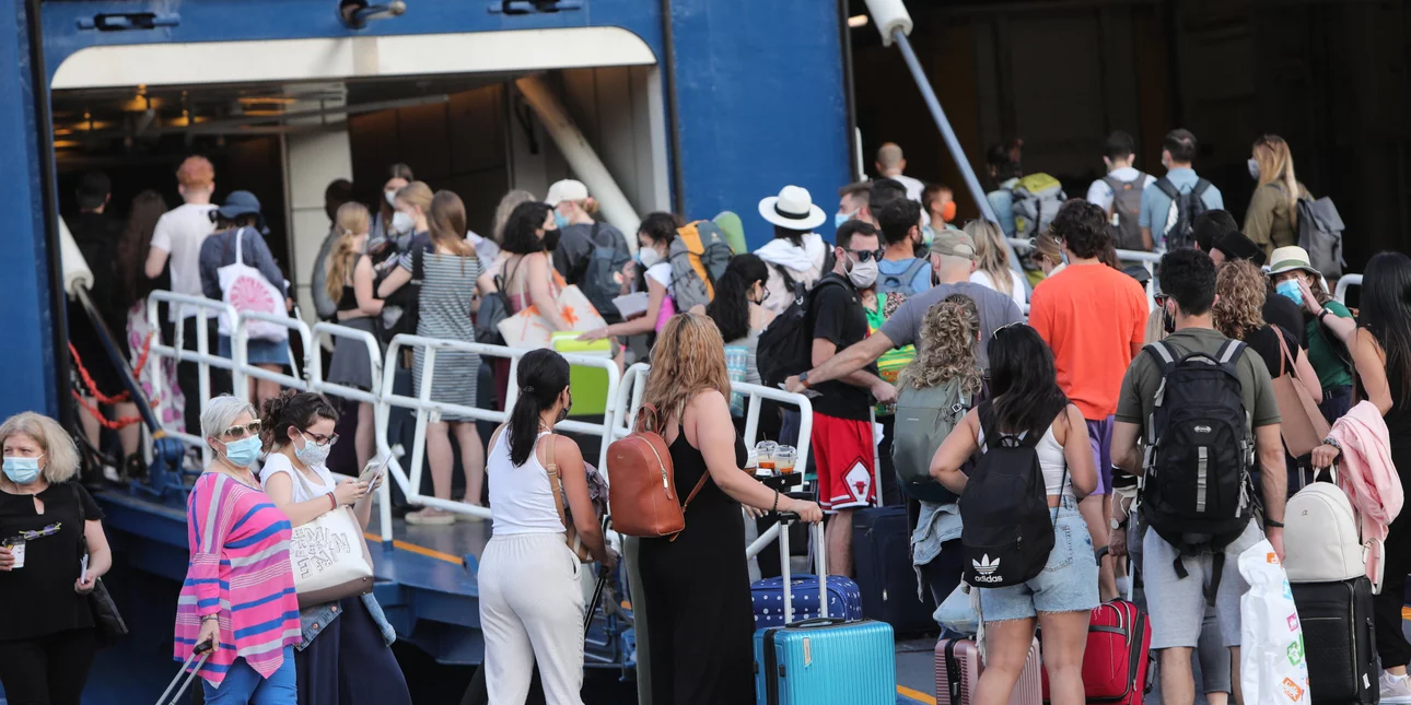 «Όπου φύγει-φύγει» οι πολίτες: «Βούλιαξαν» διόδια & λιμάνια ενόψει του τριημέρου (φώτο)