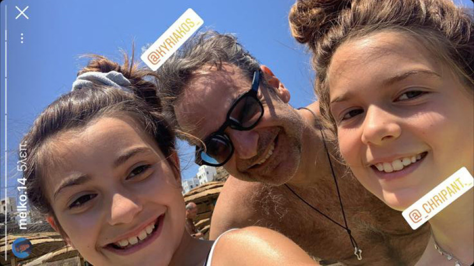 Στην Τήνο ο Κ.Μητσοτάκης – Μπάνιο στην παραλία κι η selfie με δυο μικρά κοριτσάκια