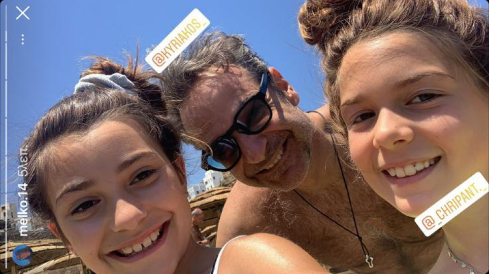 Στην Τήνο ο Κ.Μητσοτάκης – Μπάνιο στην παραλία κι η selfie με δυο μικρά κοριτσάκια