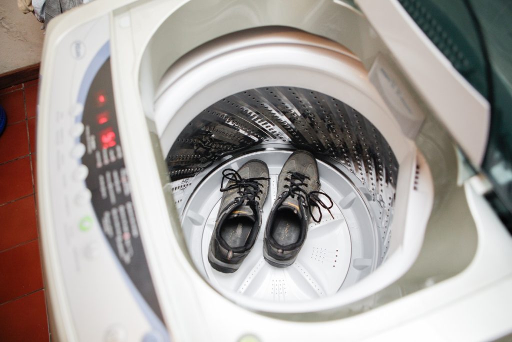 Πλύσιμο παπουτσιών στο πλυντήριο – Τα 6 βήματα για να τα κάνετε… καινούρια