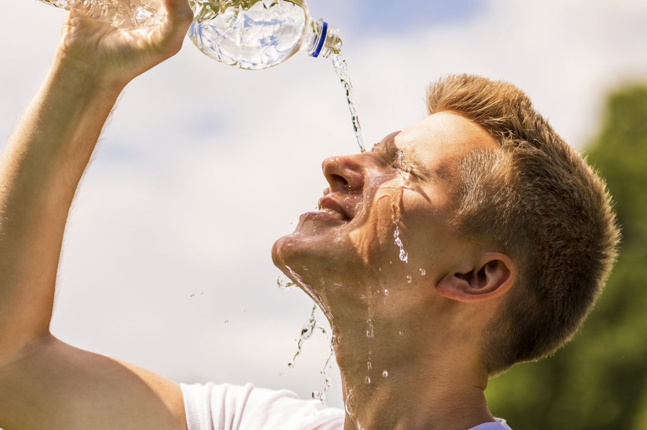 Δείτε τι μπορείτε να κάνετε για να ρίξετε γρήγορα τη θερμοκρασία του σώματος σε μια ζεστή μέρα