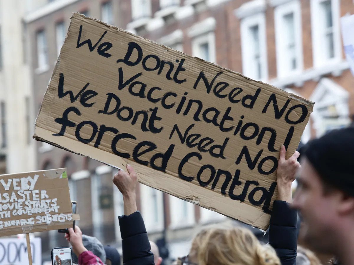 Έρχεται «κύμα» υποχρεωτικών εμβολιασμών για υγειονομικούς – εκπαιδευτικούς: Όσοι διστάζουν μείωση αποδοχών