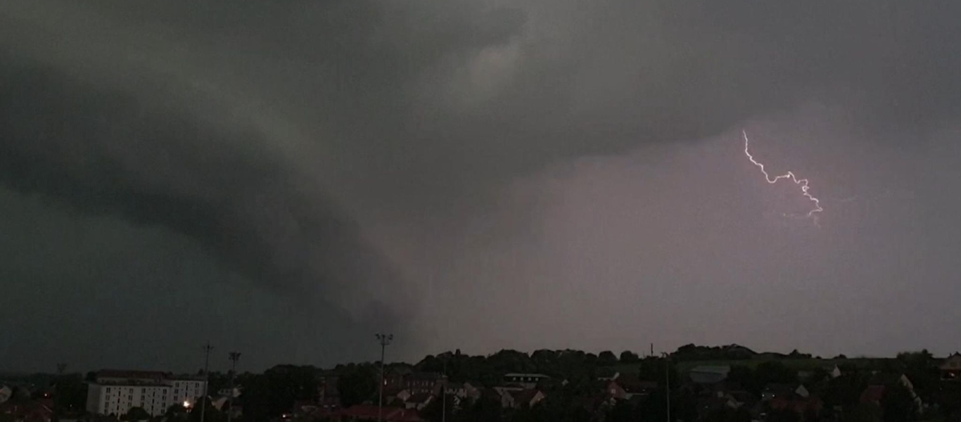 Σκοτείνιασε ο ουρανός στην Γαλλία λόγω μίας υπερ-καταιγίδας (βίντεο)