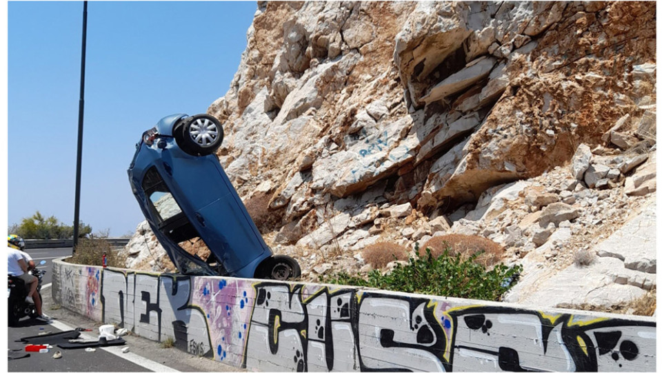 Τροχαίο ατύχημα στα Λιμανάκια Βουλιαγμένης – Αυτοκίνητο «καρφώθηκε» στα βράχια (φώτο)