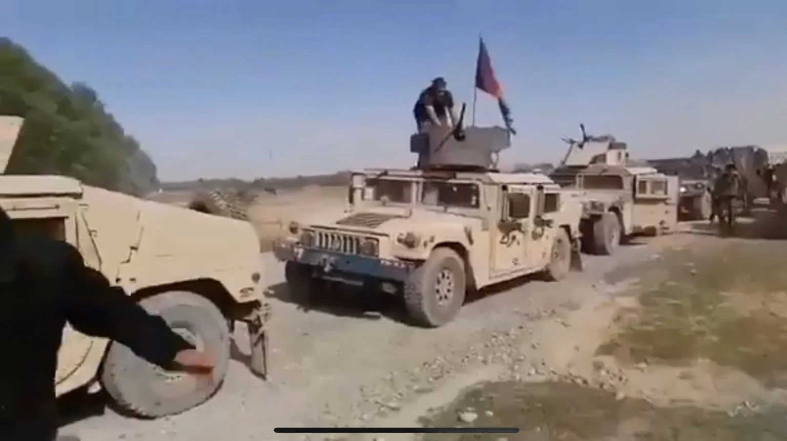 Αφγανοί στρατιώτες παραδίδονται μαζικά στους Ταλιμπάν μαζί με τον οπλισμό τους (βίντεο)