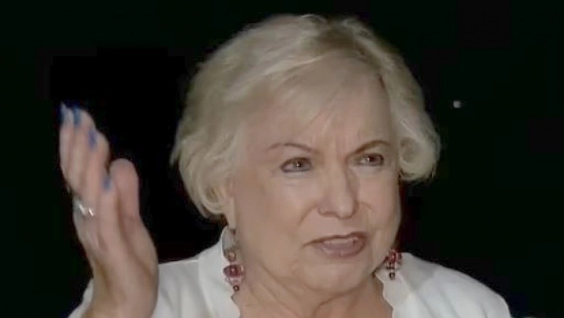 Μία γυναίκα βρήκε 1 δισ. στον τραπεζικό της λογαριασμό και προσπαθεί να τα επιστρέψει (φωτό)