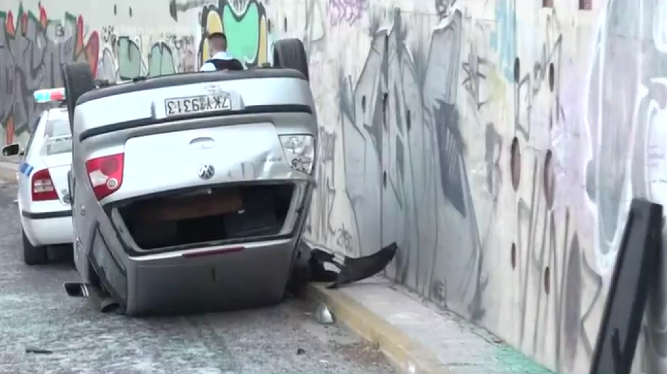 Αυτοκίνητο ανατράπηκε στη λεωφόρο Αμφιθέας στο ύψος της λεωφόρου Συγγρού