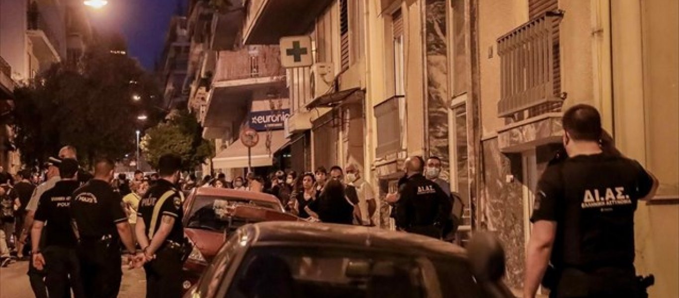 Πετράλωνα – Βιασμός 50χρονης: Ξεσπά η μητέρα του καταζητούμενου – «Εύχομαι να τον πιάσετε, δεν αντέχω άλλο πια» (βίντεο)