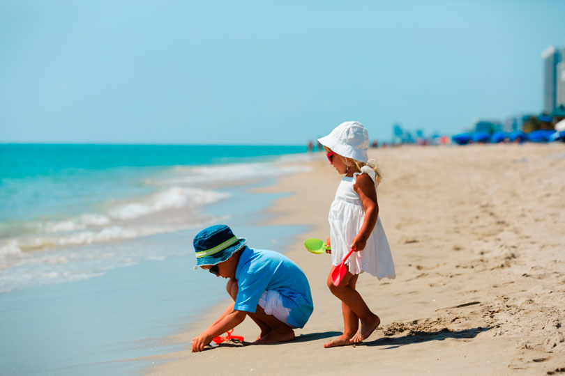 Παιδί και έκθεση στον ήλιο: Τι πρέπει να προσέχετε – Οι κανόνες για κάθε ηλικία