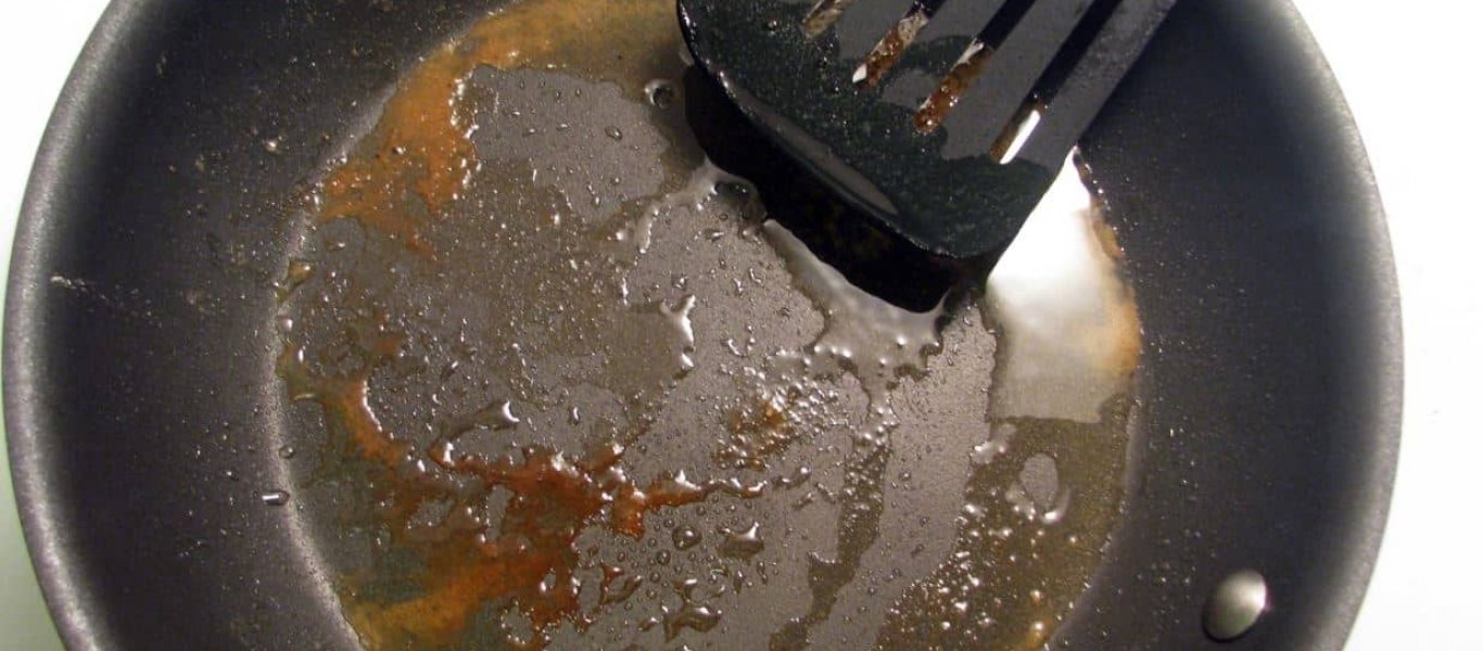 Με αυτό το κόλπο θα πετάς το λίπος από τα τηγάνια χωρίς να βουλώνεις τον νεροχύτη (φώτο)