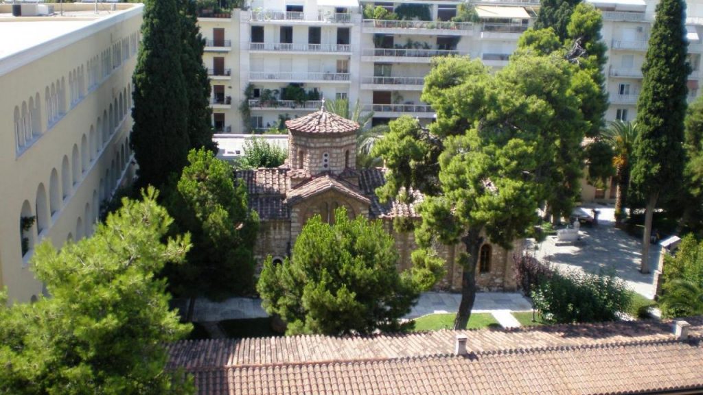 Σοκ: Επίθεση σε 7 Μητροπολίτες με βιτριόλι μέσα στην έδρα της Ιεράς Συνόδου – Δέκα τραυματίες