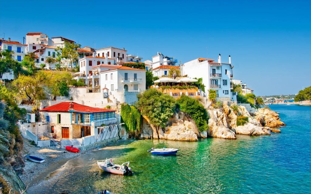 Daily Mail: Η Ελλάδα «πρασινίζει» από τις 19 Ιουλίου για τους Βρετανούς τουρίστες