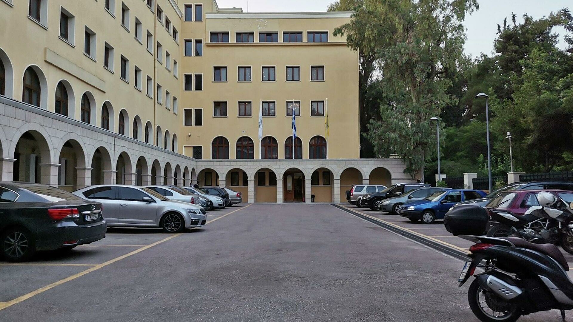 Επίθεση με βιτριόλι στη Μονή Πετράκη: Δείτε εικόνες από την αίθουσα όπου έγινε η επίθεση (φωτο)