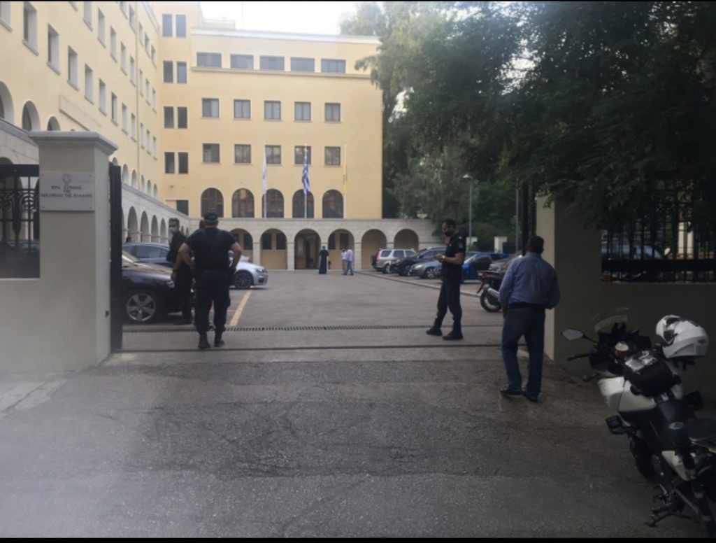 Επίθεση με βιτριόλι στη Μονή Πετράκη: Ο 37χρονος ιερέας είχε επιτεθεί σε δημοσιογράφο το 2015 (βίντεο)