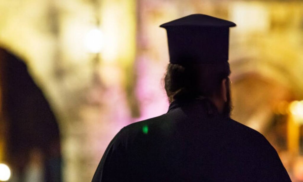 Σύλληψη ιερέα στο Αγρίνιο – Νεαρή γυναίκα καταγγέλλει: «Με βίασε όταν ήμουν 13 ετών»