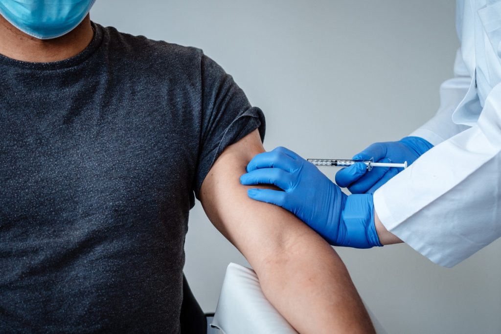 Νέα μελέτη για τα εμβόλια mRNA: Περίπου το 2% εμφανίζει προβλήματα στο δέρμα