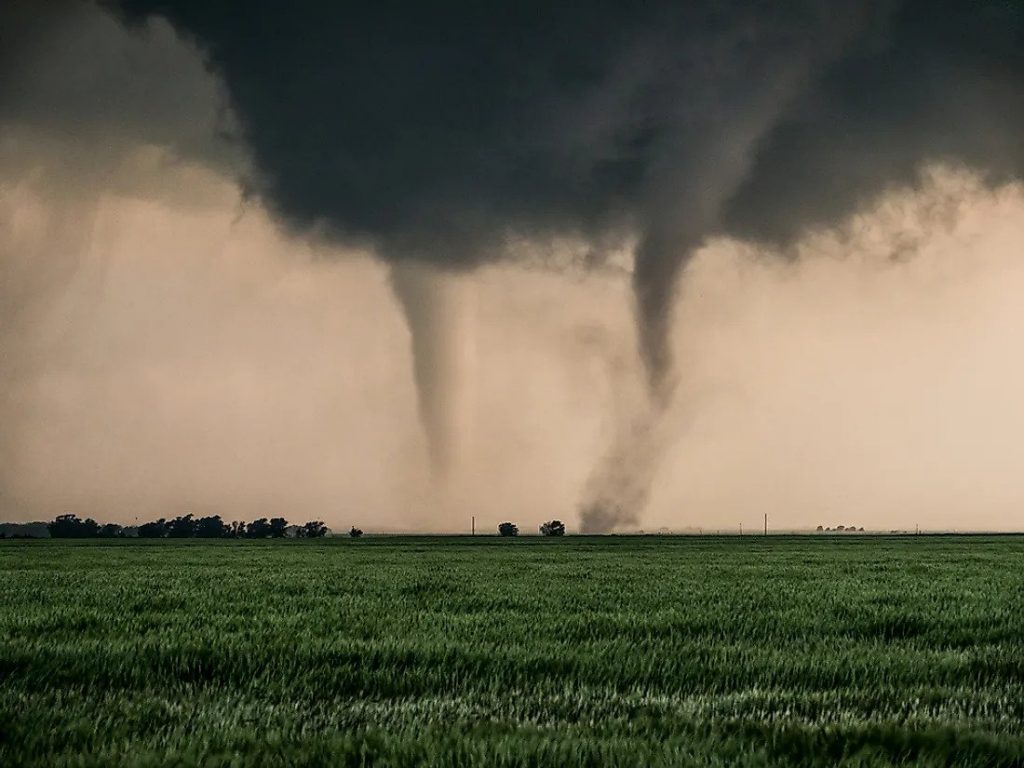 Ανεμοστρόβιλος «χτύπησε» την Τσεχία – Πέντε νεκροί και πάνω από 100 οι τραυματίες