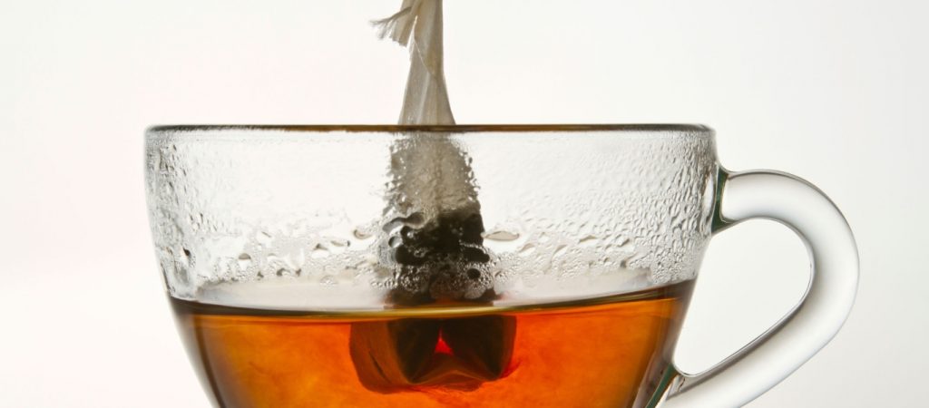 Έβαλε ένα φακελάκι τσάι κάτω από τον καθρέφτη του αυτοκινήτου – Δεν φαντάζεστε το λόγο