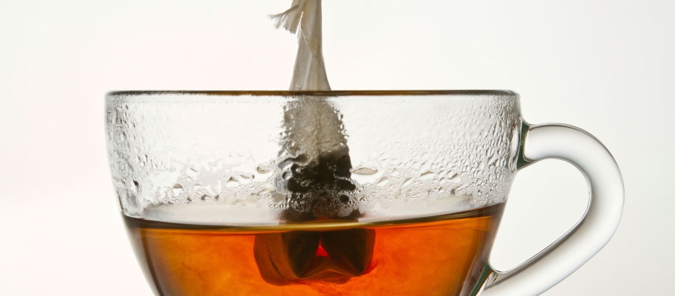 Έβαλε ένα φακελάκι τσάι κάτω από τον καθρέφτη του αυτοκινήτου – Δεν φαντάζεστε το λόγο