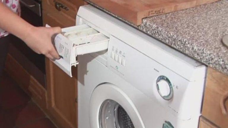 Αυτός είναι ο καλύτερος τρόπος για να καθαρίσετε το συρτάρι απορρυπαντικού του πλυντηρίου