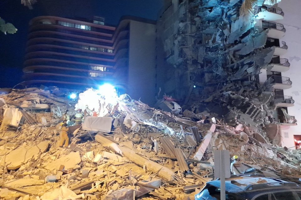 Μαϊάμι: Κατέρρευσε κτίριο 12 ορόφων – Ένας νεκρός & πολλοί τραυματίες – Δείτε σοκαριστικές εικόνες και βίντεο