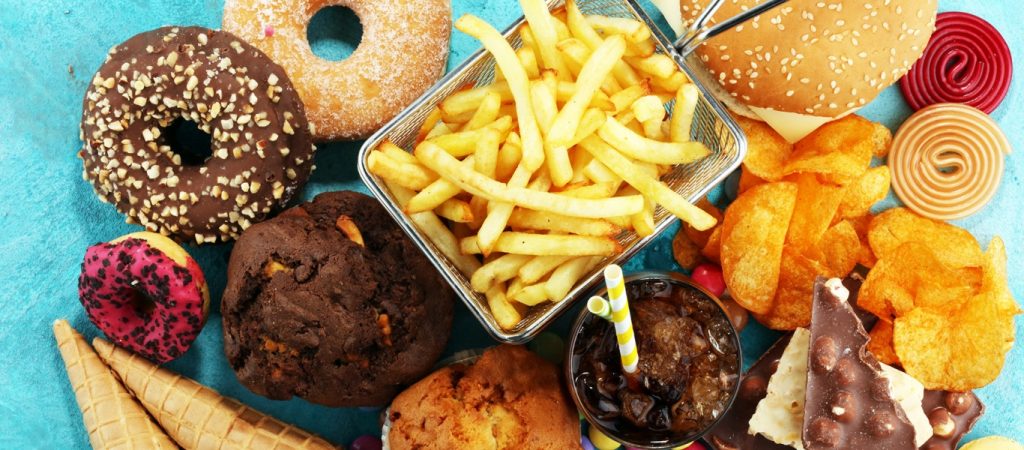 Βρετανία: Εκστρατεία κατά της παχυσαρκίας – Απαγορεύονται οι διαφημίσεις για junk food