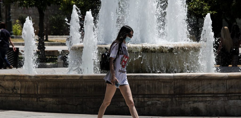 Τέλος (επιτέλους) από σήμερα οι μάσκες σε εξωτερικούς χώρους λόγω… καύσωνα – Πότε σταματάει η απαγόρευση κυκλοφορίας