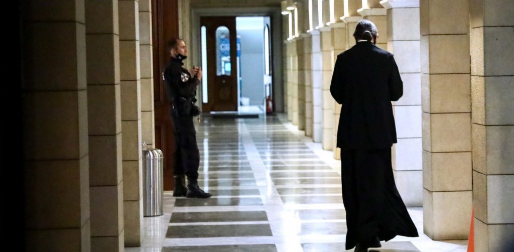 Μονή Πετράκη: Μπλεγμένος σε υπόθεση ναρκωτικών ο «ιερέας» που βιτριόλιασε τους Μητροπολίτες – Εικόνες σοκ από το χώρο