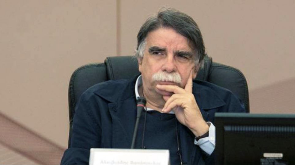 Α.Βατόπουλος: «Δεν καταργείται η μάσκα απλά δεν υπάρχει λόγος να τη φοράμε στους εξωτερικούς χώρους»
