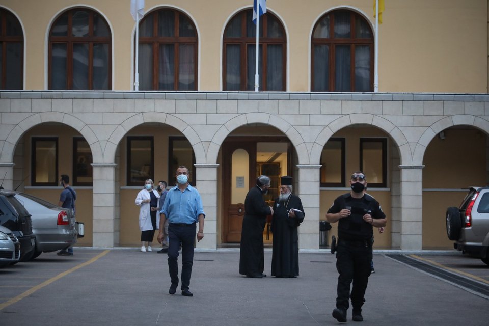 Μητροπολίτης Κασσανδρείας για επίθεση με βιτριόλι στη Μονή Πετράκη: «Κάηκαν όλα»