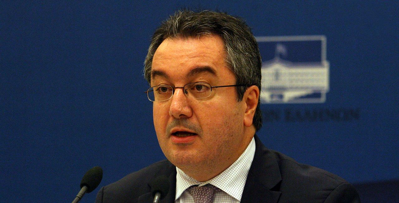 Η.Μόσιαλος: «Οι μάσκες στους εσωτερικούς χώρους δεν φεύγουν – Πρέπει να εμβολιαστεί το 80%»