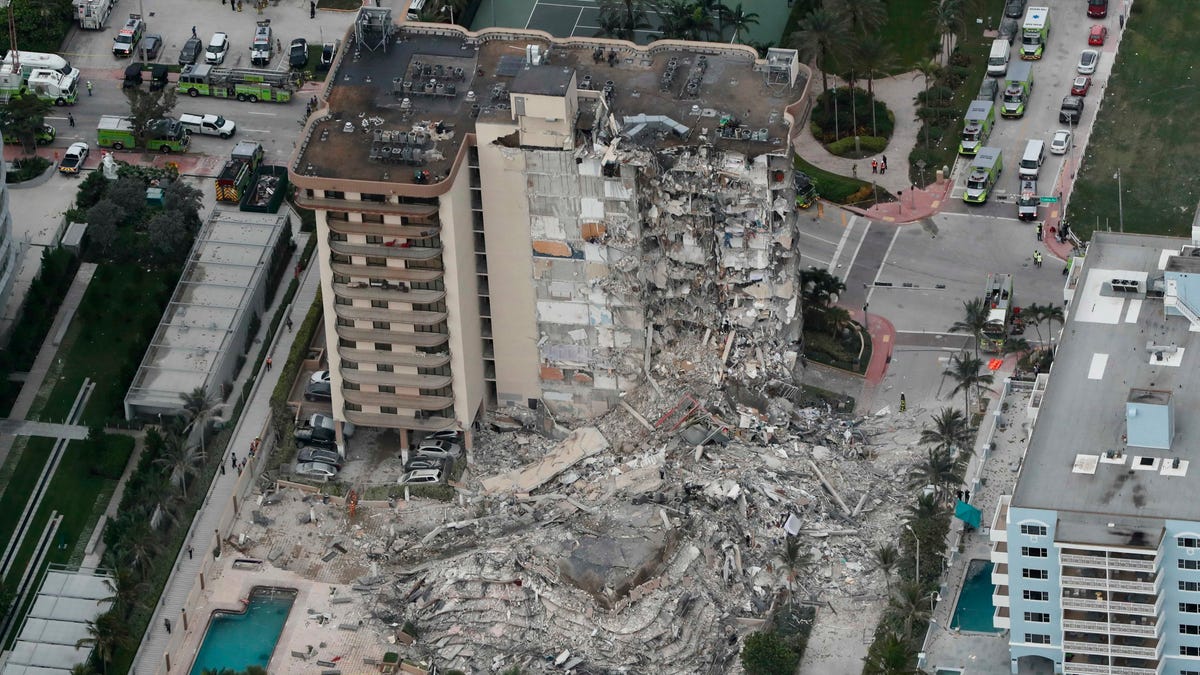 Μαϊάμι: Τουλάχιστον τρεις νεκροί και 99 αγνοούμενοι από την κατάρρευση του 12οροφου κτηρίου (βίντεο)